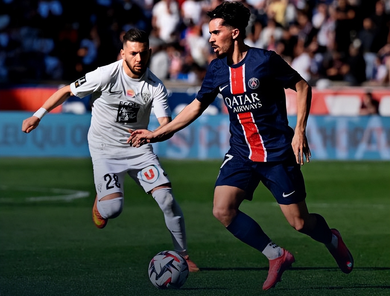 Kaiyun Sports-关于巴黎圣日耳曼迎英超关键赛，关键时刻内部沟通，话题不断，轮换策略成焦点的信息